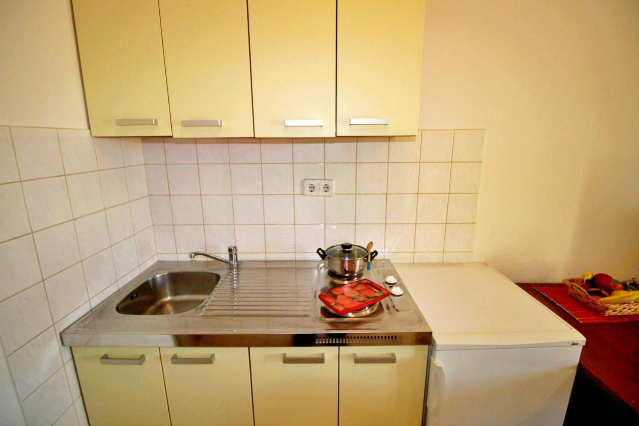 Apartments Marko Nemira Омиш Экстерьер фото