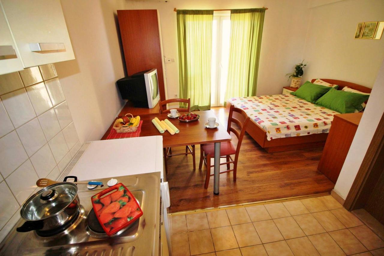 Apartments Marko Nemira Омиш Экстерьер фото