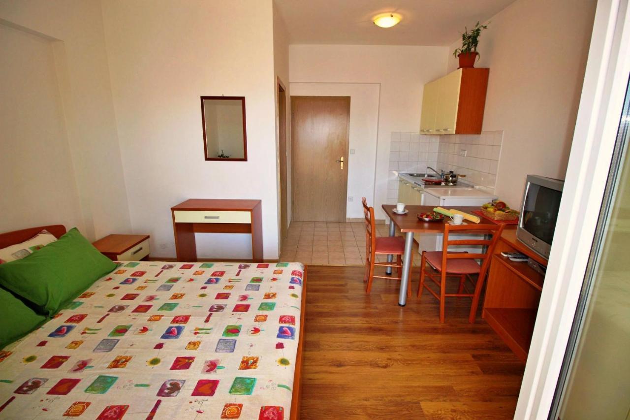 Apartments Marko Nemira Омиш Экстерьер фото