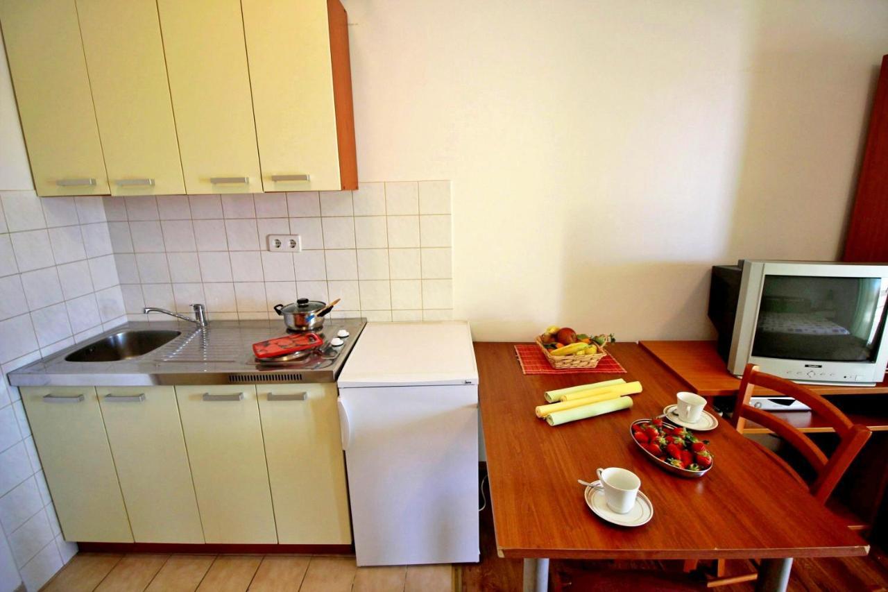 Apartments Marko Nemira Омиш Экстерьер фото