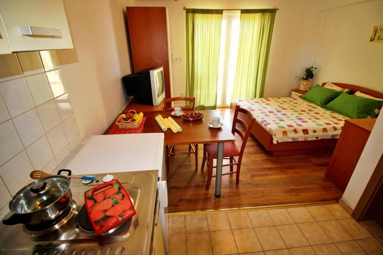 Apartments Marko Nemira Омиш Экстерьер фото